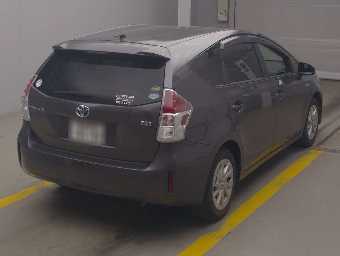 TOYOTA PRIUS ALPHA 2015 Image 2