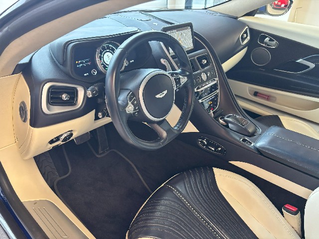 ASTON MARTIN DB11 2017 Image 21