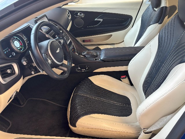 ASTON MARTIN DB11 2017 Image 22