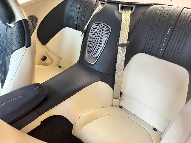 ASTON MARTIN DB11 2017 Image 25