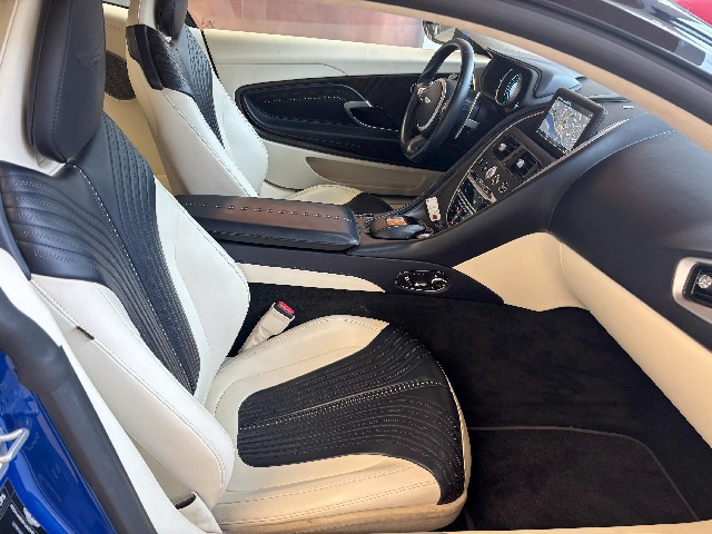 ASTON MARTIN DB11 2017 Image 28