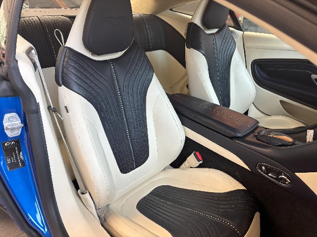 ASTON MARTIN DB11 2017 Image 29