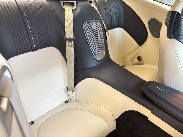 ASTON MARTIN DB11 2017 Image 30