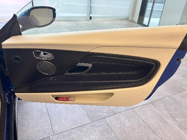 ASTON MARTIN DB11 2017 Image 31