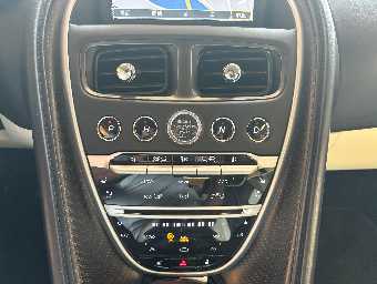 ASTON MARTIN DB11 2017 Image 29