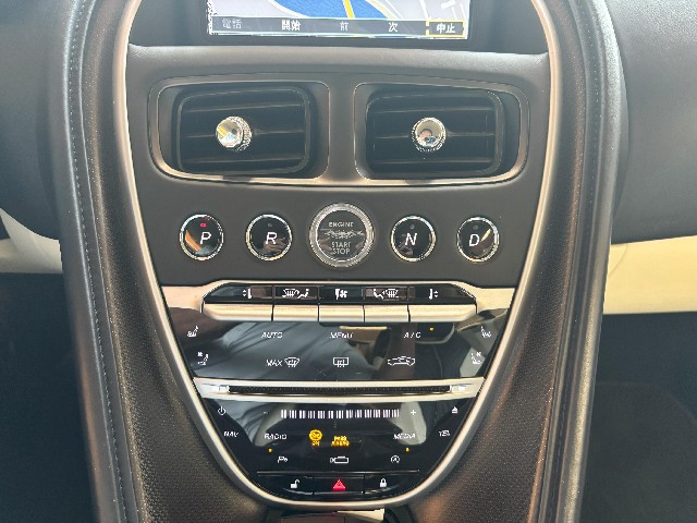 ASTON MARTIN DB11 2017 Image 35