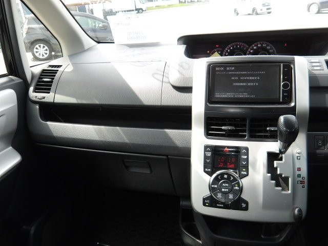 TOYOTA NOAH 2013 Image 19