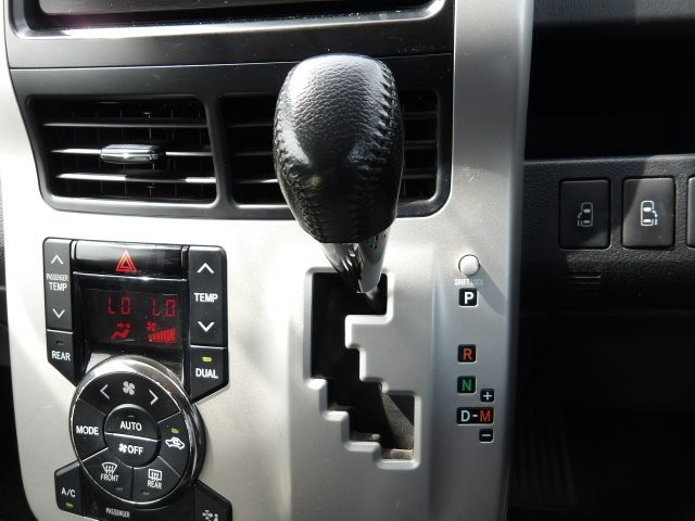 TOYOTA NOAH 2013 Image 23