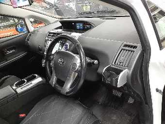 TOYOTA PRIUS ALPHA 2015 Image 7