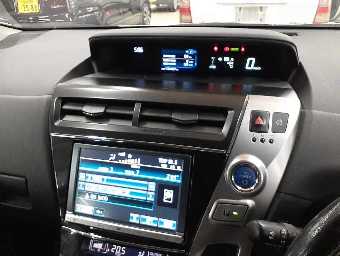 TOYOTA PRIUS ALPHA 2015 Image 9