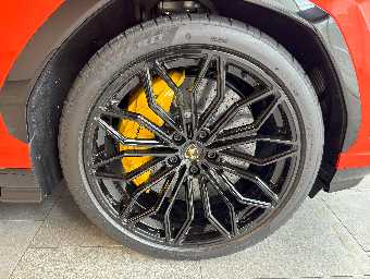 LAMBORGHINI URUS 2025 Image 12