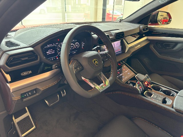 LAMBORGHINI URUS 2025 Image 22