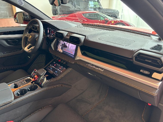 LAMBORGHINI URUS 2025 Image 30