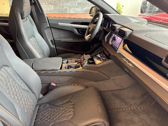LAMBORGHINI URUS 2025 Image 31