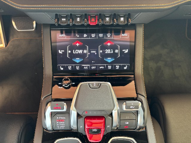 LAMBORGHINI URUS 2025 Image 45