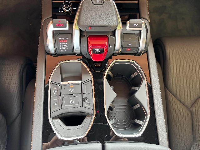 LAMBORGHINI URUS 2025 Image 46