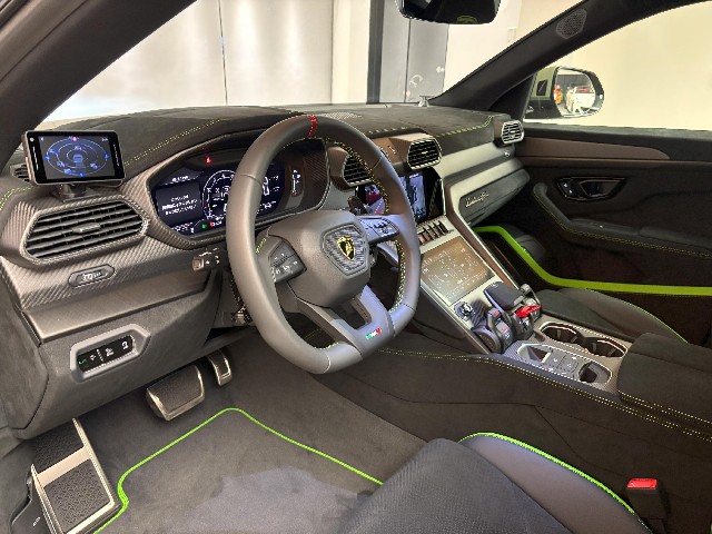 LAMBORGHINI URUS 2024 Image 21
