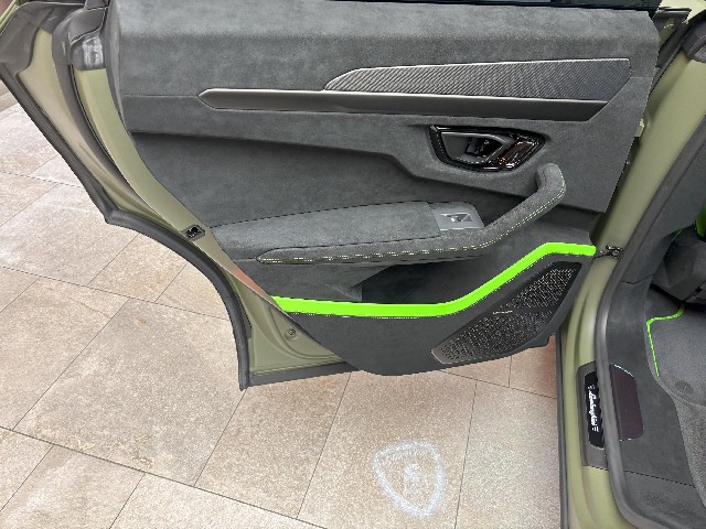 LAMBORGHINI URUS 2024 Image 28