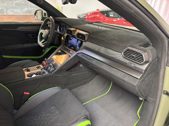 LAMBORGHINI URUS 2024 Image 31