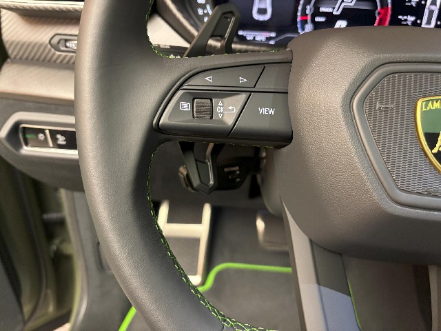 LAMBORGHINI URUS 2024 Image 40