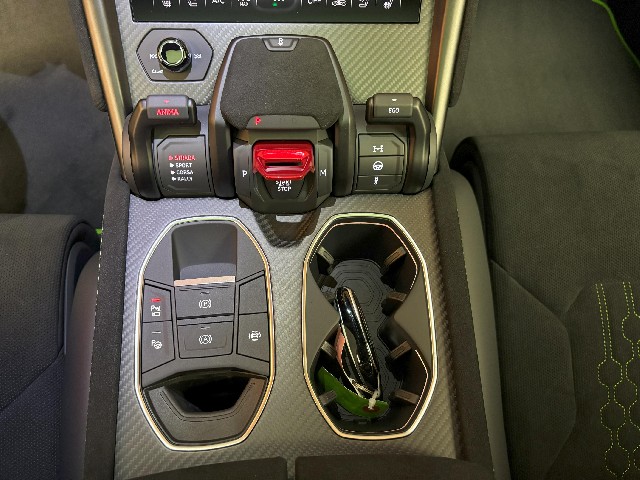 LAMBORGHINI URUS 2024 Image 46