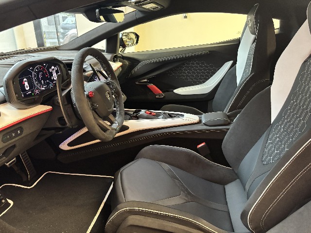 LAMBORGHINI REVUELTO 2025 Image 32