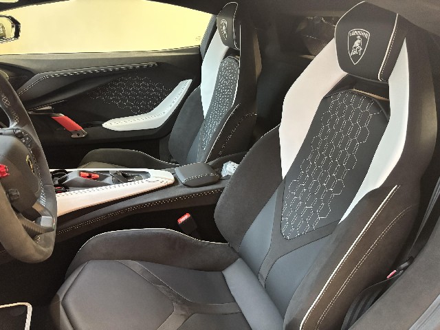 LAMBORGHINI REVUELTO 2025 Image 33