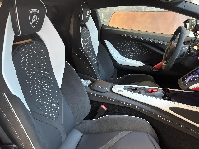 LAMBORGHINI REVUELTO 2025 Image 36