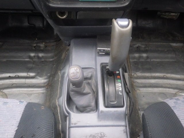 TOYOTA HILUX SPORTS PICK UP 2003 Image 23