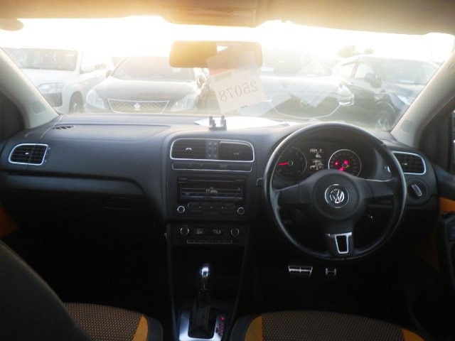 VOLKSWAGEN POLO 2011 Image 19