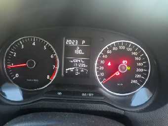 VOLKSWAGEN POLO 2011 Image 8