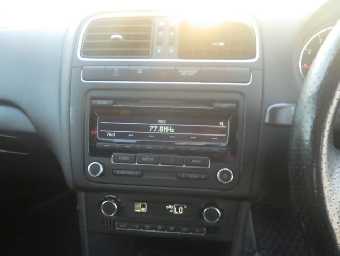 VOLKSWAGEN POLO 2011 Image 10