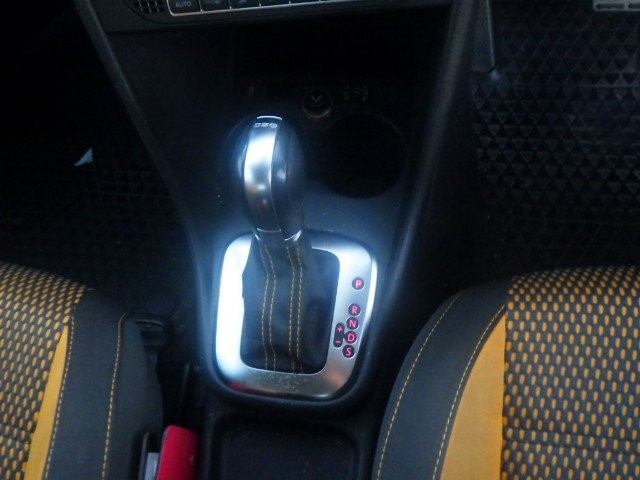 VOLKSWAGEN POLO 2011 Image 24