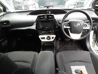 TOYOTA PRIUS 2018 Image 9