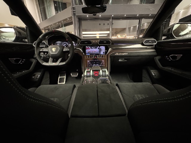 LAMBORGHINI URUS 2025 Image 44