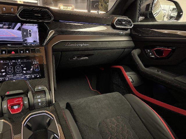 LAMBORGHINI URUS 2025 Image 61