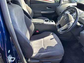 TOYOTA PRIUS ALPHA 2013 Image 7