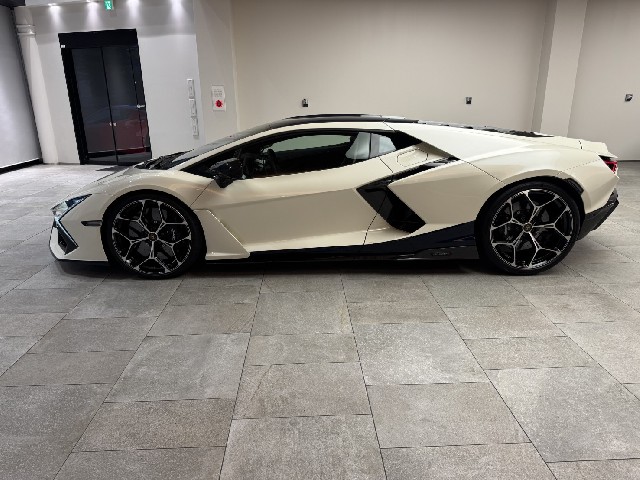 LAMBORGHINI REVUELTO 2025 Image 24