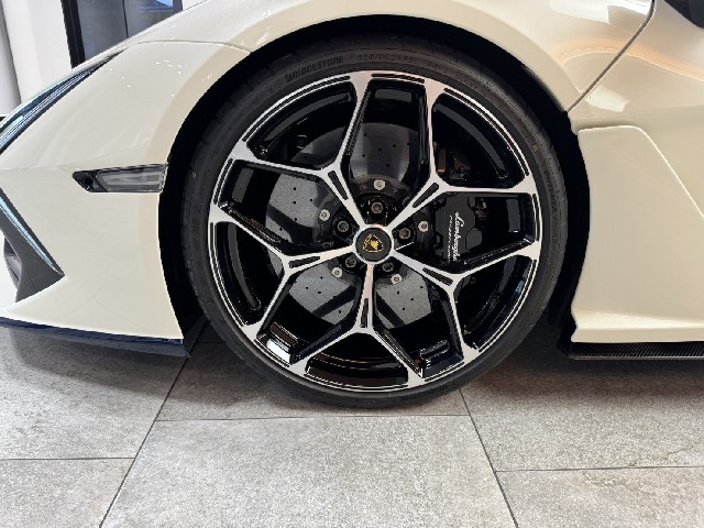 LAMBORGHINI REVUELTO 2025 Image 25