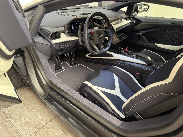 LAMBORGHINI REVUELTO 2025 Image 45