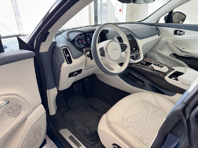 ASTON MARTIN DBX 2022 Image 27