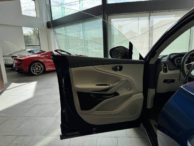 ASTON MARTIN DBX 2022 Image 31