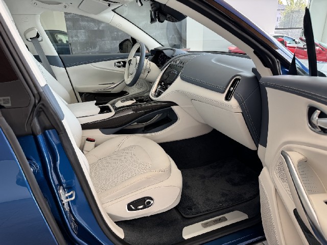 ASTON MARTIN DBX 2022 Image 40