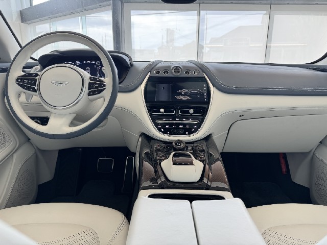 ASTON MARTIN DBX 2022 Image 44