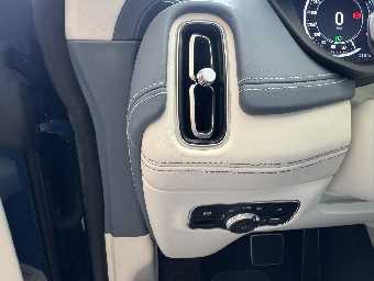 ASTON MARTIN DBX 2022 Image 48