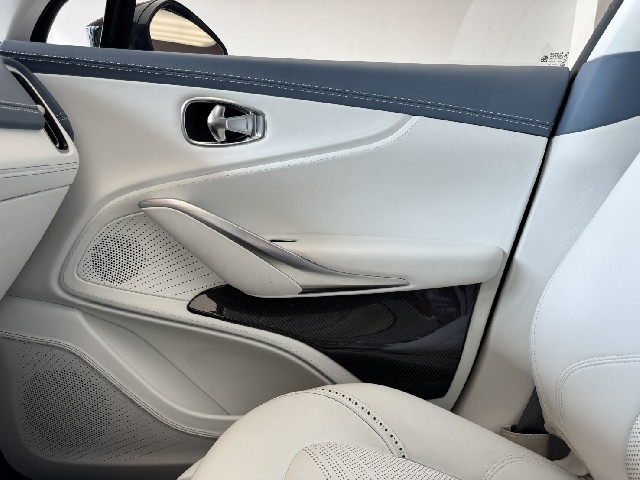 ASTON MARTIN DBX 2022 Image 65