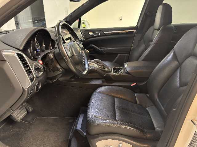 PORSCHE CAYENNE 2012 Image 22