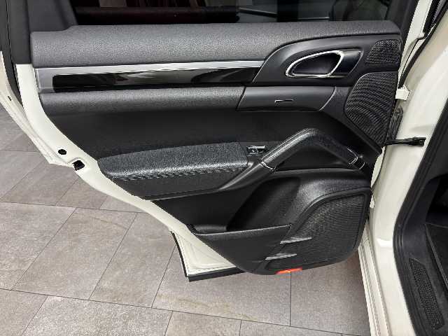 PORSCHE CAYENNE 2012 Image 27
