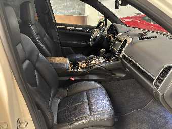 PORSCHE CAYENNE 2012 Image 24