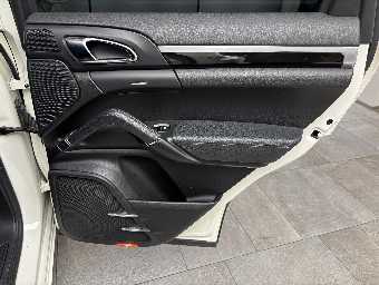 PORSCHE CAYENNE 2012 Image 29